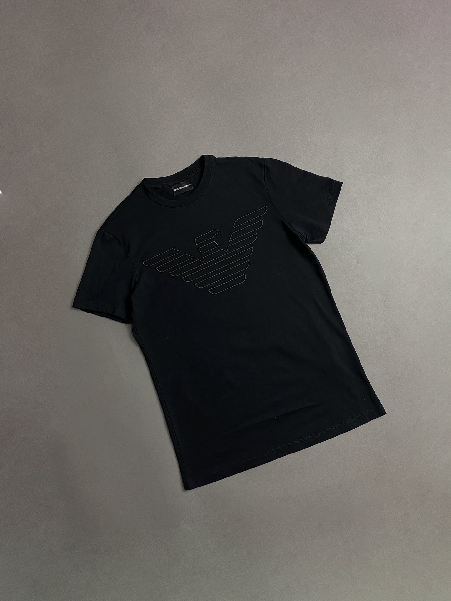 Camiseta Emporio Armani preta aguia em relevo grande