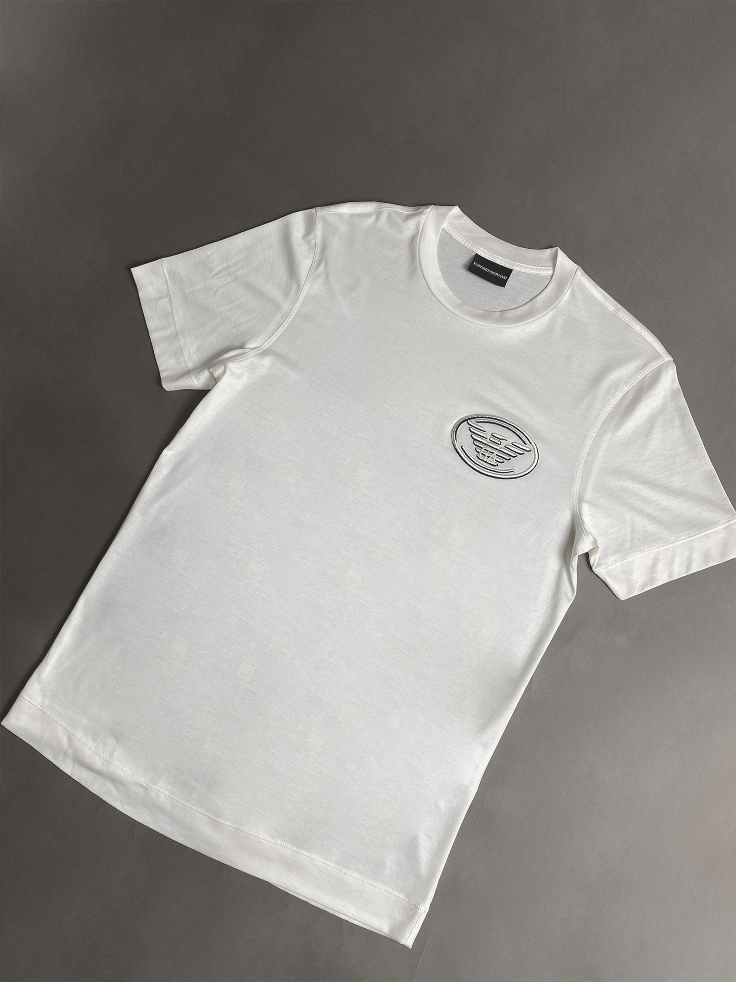 Camiseta Emporio Armani com logo bordado