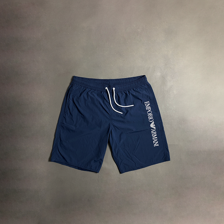 Shorts Armani azul navy com escrita branco na lateral