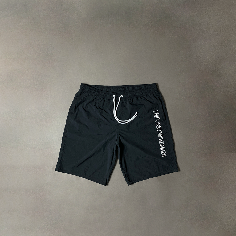 Shorts Armani preto com escrita branca na lateral