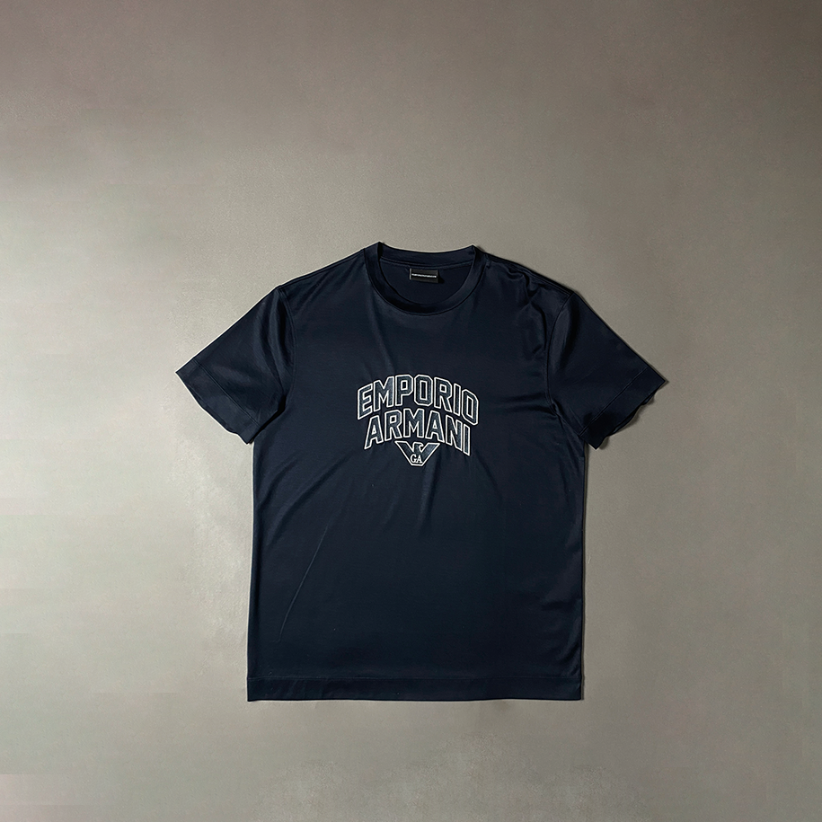 Camiseta Emporio Armani azul navy escrita grande bordado