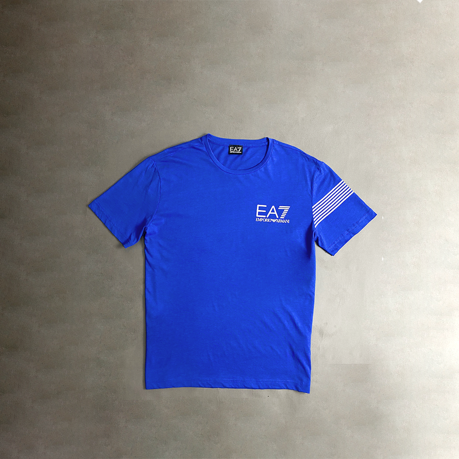 Camiseta EA7 azul logo no peito e listras no ombro